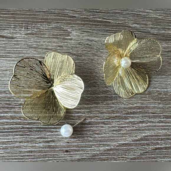 Flower stud earrings A485 - Picture 3 of 3